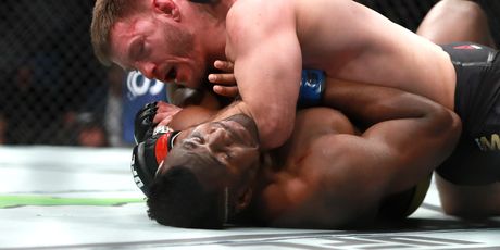 Stipe Miočić leži na vratu Francisa Ngannoua (Foto: AFP)