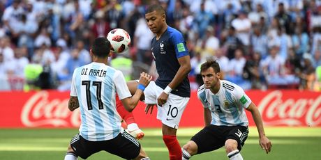 Mbappe i Di Maria u borbi za loptu (Foto: AFP)