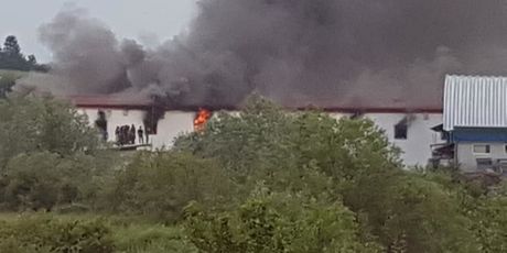 Požar u prihvatnom centru za mgiranti u Velikoj Kladuši (Foto: Facebook/Draga Zlaja Topčagić) - 1