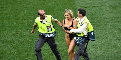 Polugola plavuša prekinula finale Lige prvaka (Foto: AFP)