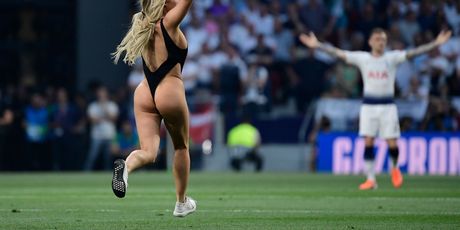 Polugola plavuša prekinula finale Lige prvaka (Foto: AFP)