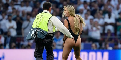 Polugola plavuša prekinula finale Lige prvaka (Foto: AFP)