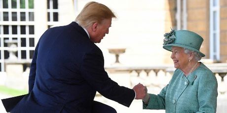 Donald Trump i Kraljica Elizabeta II. (Foto: AFP) - 2