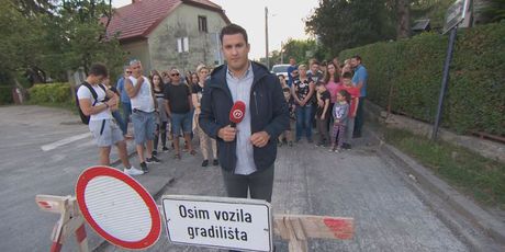 Domagoj Mikić sa stanovnicima Gajnica (Foto: Dnevnik.hr)