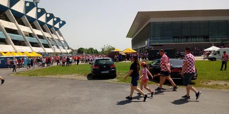 Hrvatski navijači na putu prema Gradskom vrtu (GOL.hr)
