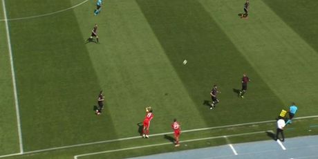 Bale ubacuje loptu sa strane (GOL.hr)