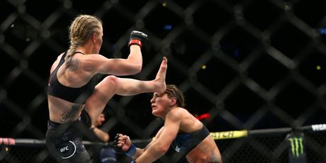 Udarac Valentine Ševčenko (Foto: AFP)