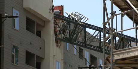 Građevinska dizalica pala na zgradu u Dallasu (Foto: Screenshot/APTN) - 3