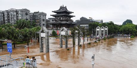 Tisuće ljudi napustilo svoje domove zbog obilnih kiša u Kini (Foto: AFP) - 1