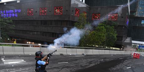 Policija bacila suzavac na prosvjednike u Hong Kongu (Foto: AFP) - 2