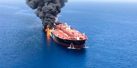 Tanker u plamenu (Foto: AFP)
