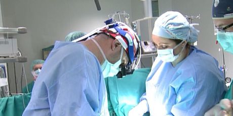 Kirurzi obavljaju transplataciju (Foto: Dnevnik.hr) - 3