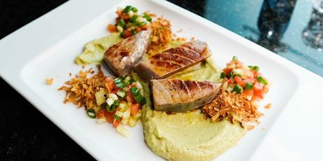 Tuna steak sa svježom salsom, guacamoleom i prženim lukom