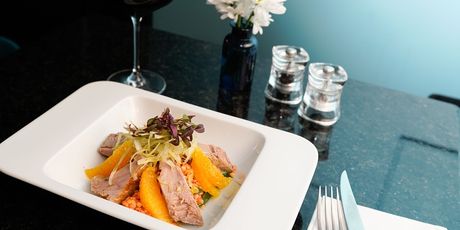 Tuna confit s crvenom lećom, narančom, koromačem i mladim lukom