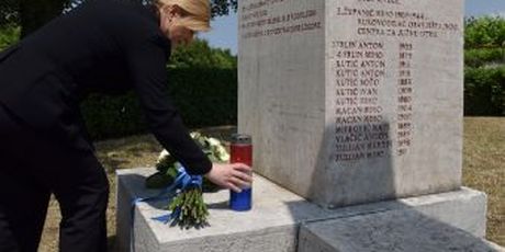 Predsjednica Republike položila je cvijeće na spomenik žrtvama nacističkog pokolja u Maloj Gajani pokraj Vodnjana (Foto: Ured Predsjednice)