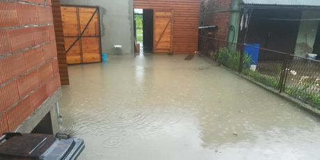 Obilna kiša potopila dvorišta u Sisku (Foto: Čitateljica)