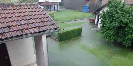 Obilna kiša potopila dvorišta u Sisku (Foto: Čitateljica)