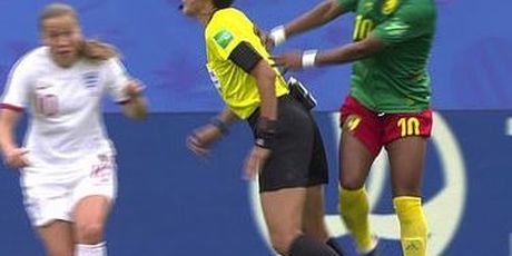 Skandal na utakmici Engleska - Kamerun (Screenshot)