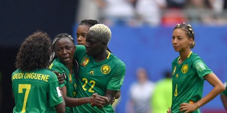 Skandal na utakmici Engleska - Kamerun (Foto: AFP)