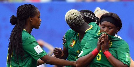 Skandal na utakmici Engleska - Kamerun (Foto: AFP)