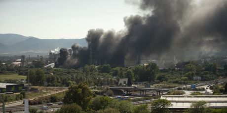 Zapalile se opasne kemikalije u španjolskoj petrokemiji (Foto: AFP)