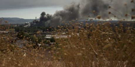 Zapalile se opasne kemikalije u španjolskoj petrokemiji (Foto: AFP)