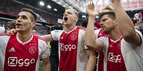 Donny van de Beek s Tadićem i Huntelaarom (Foto: AFP)