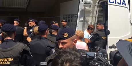 Stanovnici u Petruševcu blokirali ulaz u Zgradu (Foto: Dnevnik.hr) - 2