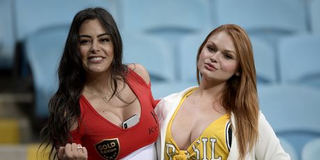 Larissa Riquelme i brazilska navijačica (Foto: AFP)