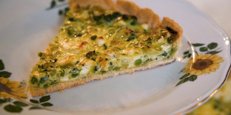 Povrtni quiche s tikvicama, graškom, mladim lukom i paprikom