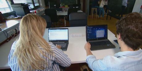 Učenici za laptopima