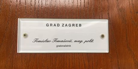 Potpis Tomislava Tomaševića u uredu gradonačelnika