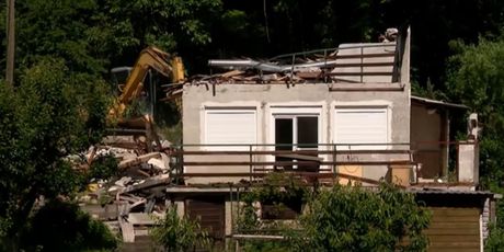 Rušenje kuće koja je stradala u potresu - 2