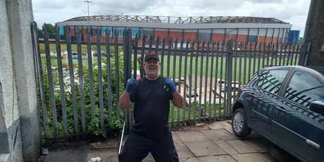 Alexander, vlasnik autoservisa u blizini Hampden Parka