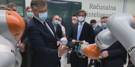 Andrej Plenković rukuje se s robotom