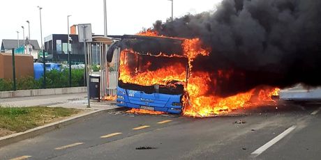 Izgorio autobus ZET-a u Novom Jelkovcu