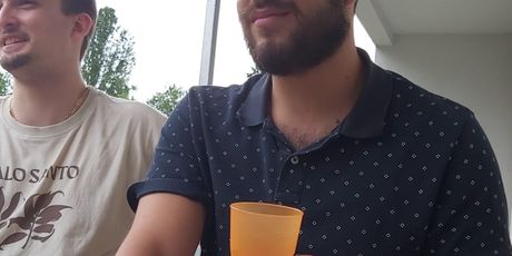 Neno na tulumu na balkonu