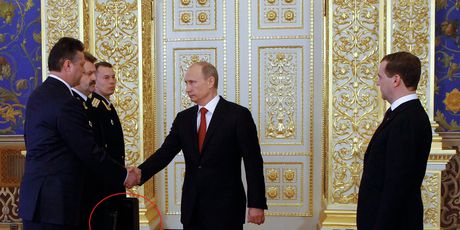 Vladimir Putin i Dmitrij Medvedev na primopredaji nuklearne aktovke