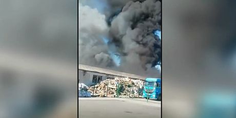 Zapalio se otpad u blizini Siska - 3