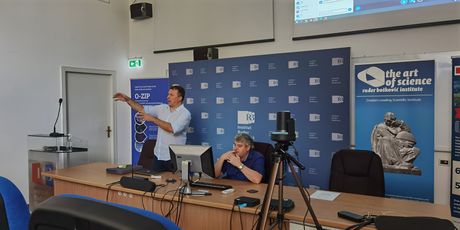 Hrvoje Tkalčić drži predavanje na IRB-u