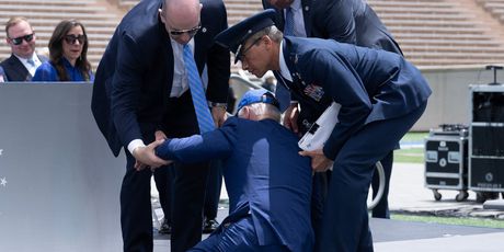 Joe Biden pao na svečanosti - 3