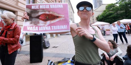 Akcija Ženske mreže Hrvatske tijekom moljenja krunice na Trgu bana Jelačića