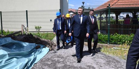 Andrej Plenković obilazi Baniju - 17