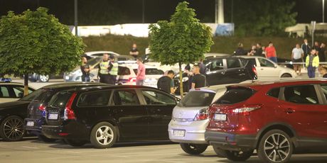 Vozač Mercedesa divljao po parkiralištu i zabio se u skupinu ljudi - 31
