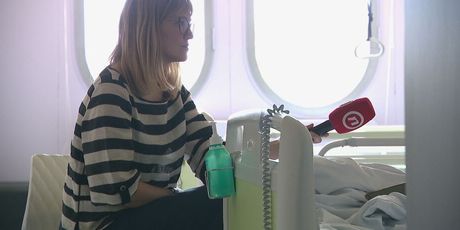 Reporterka Martina Bolšec Oblak razgovara s ozlijeđenom djevojkom
