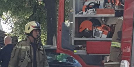 Vatrogasci otvorili auto u kojem je ostala zaključana beba - 1