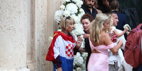 Žena s hrvatskom zastavom - 1