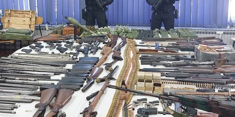 Policija na tiskovnoj konferenciji prezentirala zaplijenjeno oružje - 3