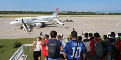 FOTO Vatreni napustili Hrvatsku: U zračnoj luci na Krku dočekalo ih je iznenađenje