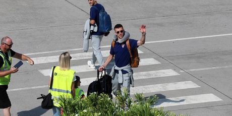 FOTO Vatreni napustili Hrvatsku: U zračnoj luci na Krku dočekalo ih je iznenađenje